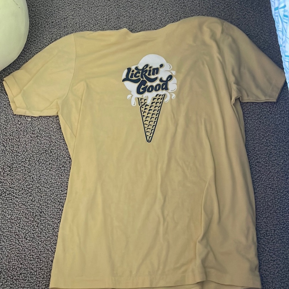 Yellow t-shirt “Lickin good”